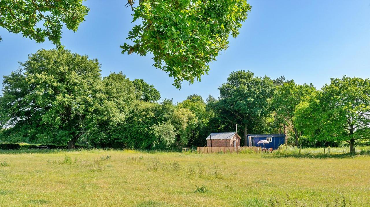 Finest Retreats - Shrawardine Train Carriage Villa Exterior photo